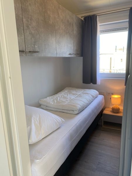 Sleek kitchen in Chalet Bregkoog 94, De Koog, Texel on Chaletpark Bregkoog with modern appliances.