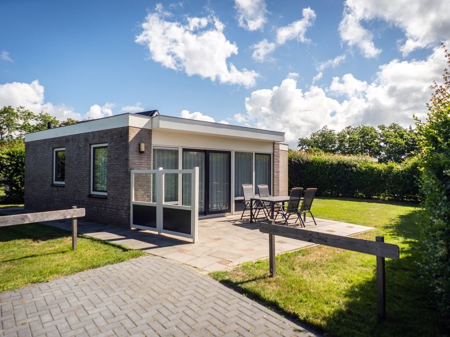 Bungalow 19A in De Koog, Texel mit sonniger Terrasse und gruenem Garten, ideal fuer einen erholsamen Urlaub auf den Watteninseln.