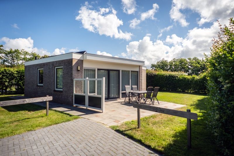 Ferienhaus Bungalow 19A in De Koog, Texel mit grossem Aussenbereich und bequemen Sitzgelegenheiten auf der Terrasse.