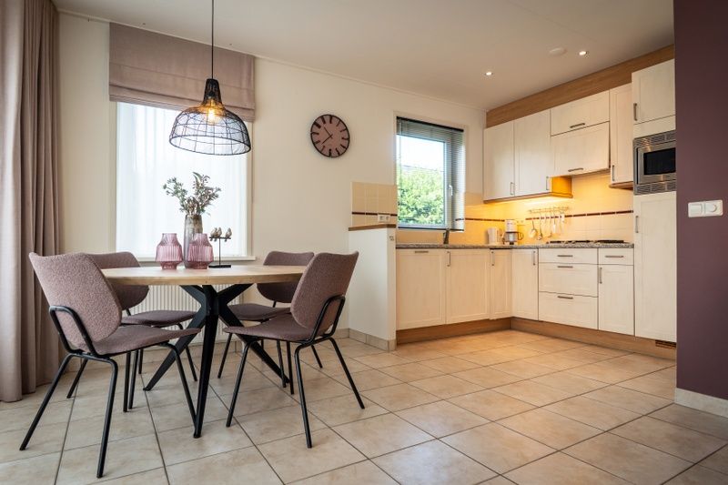 Essecke und Kueche von Bungalow 19A in De Koog, Texel, mit moderner Ausstattung, ideal fuer einen kulinarischen Urlaub.