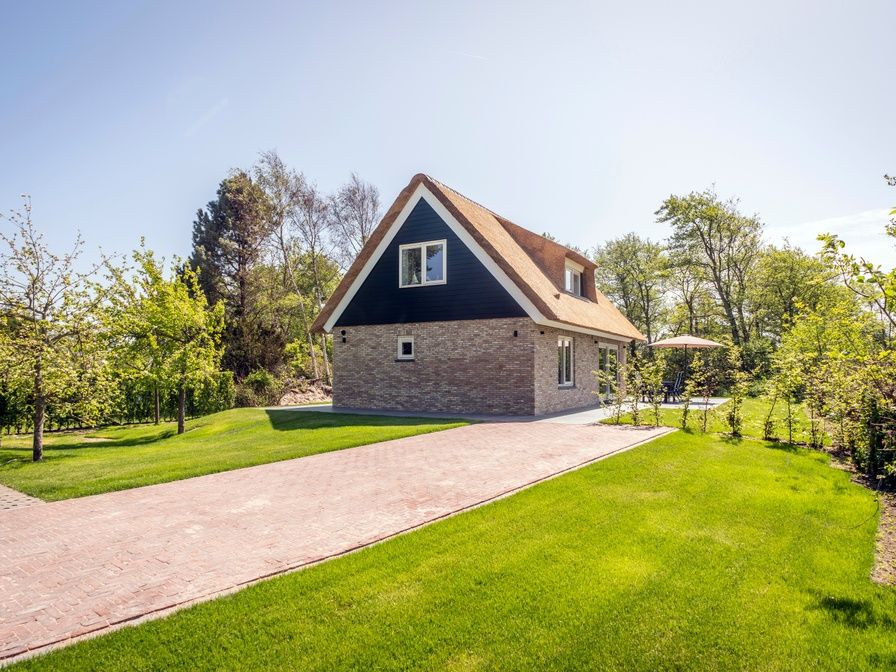 Landhuis De Wije Blick in De Koog, Texel, vacation home with thatched roof and green garden, surrounded by nature.