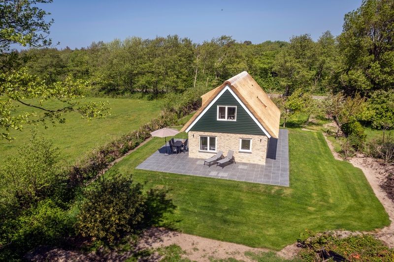 Landhuis De Wije Blick, charming vacation home in De Koog, Texel, with terrace and green nature all around.