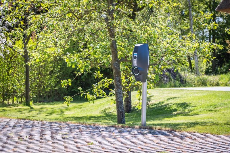 Charging point for electric cars at Landhuis De Wije Blick, vacation home in De Koog, Texel, surrounded by nature.