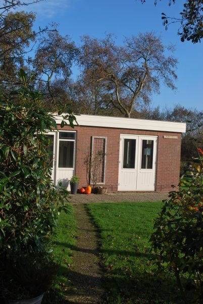 Front view of De Koperwiek vacation home in De Koog Texel surrounded by nature.