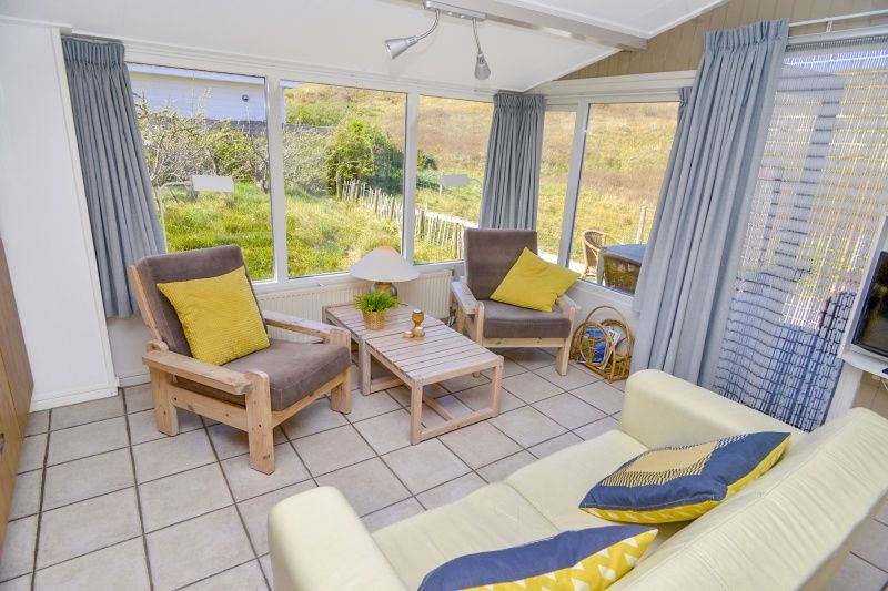 Gemuetliches Wohnzimmer von Achter de Brem in De Koog, Texel, mit Blick auf den Garten.
