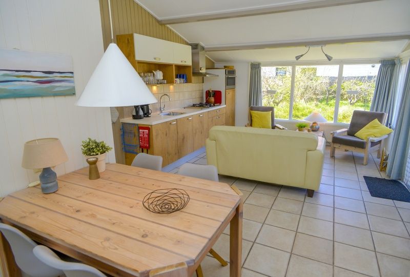 Offene Kueche und Essbereich im Ferienhaus Achter de Brem, De Koog, Texel.