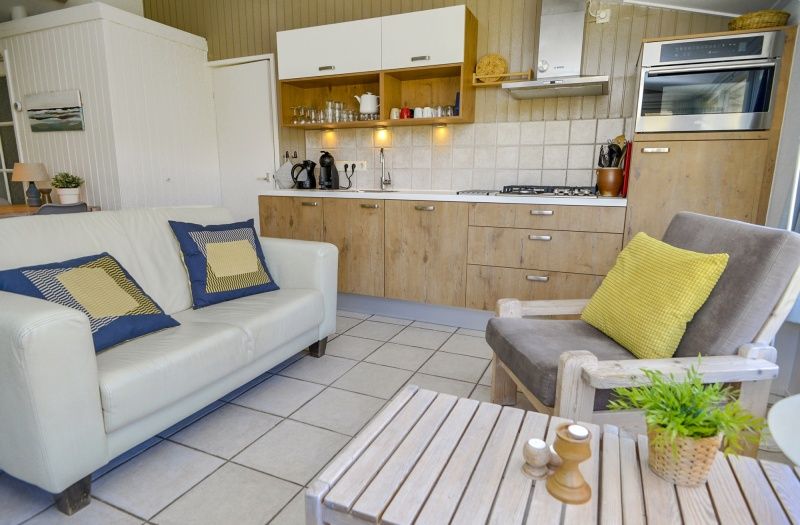 Moderne Kueche im Ferienhaus Achter de Brem, De Koog, Texel, mit gemuetlicher Sitzecke.