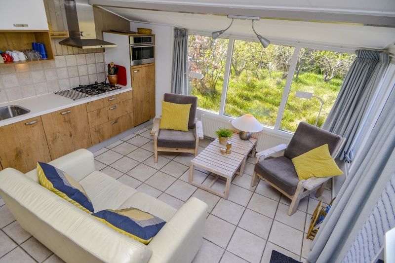 Helles Wohnzimmer in Achter de Brem, De Koog, Texel, mit Blick auf die gruene Umgebung.