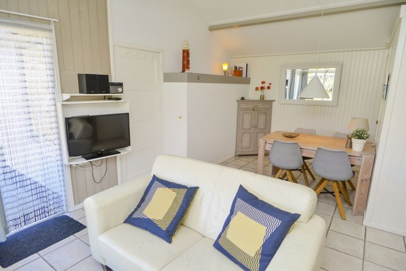 Attraktives Esszimmer und Sitzecke im Ferienhaus Achter de Brem, De Koog, Texel.