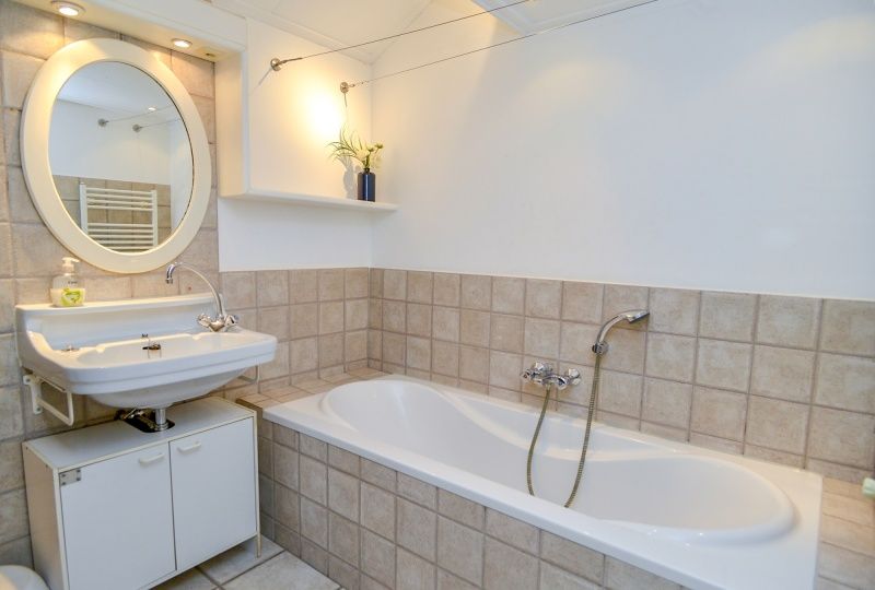 Stilvolles Badezimmer mit Badewanne im Ferienhaus Achter de Brem, De Koog, Texel.