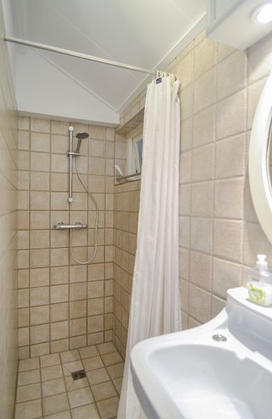 Modernes Duschbad im Ferienhaus Achter de Brem, De Koog, Texel.