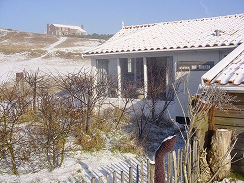 Winterlandschaft rund um das Ferienhaus Achter de Brem in De Koog, Texel.