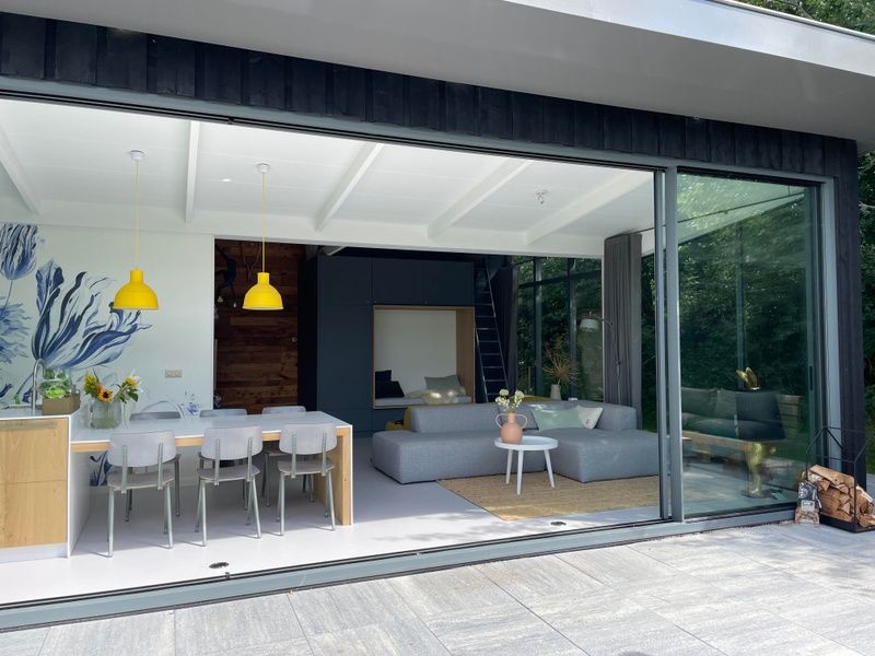 Modern dining room in De Koerie vacation home De Koog Texel with stylish decor and views of nature.