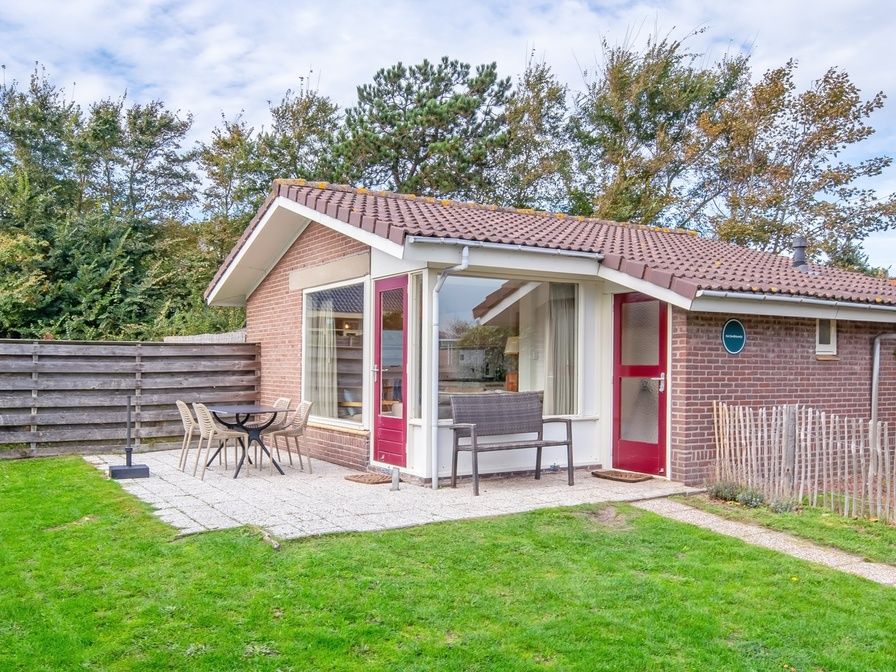 Het Zandblauwtje vacation home in De Koog Texel with terrace and green garden