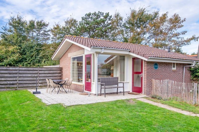 Veranda of Het Zandblauwtje vacation home in De Koog Texel with garden furniture