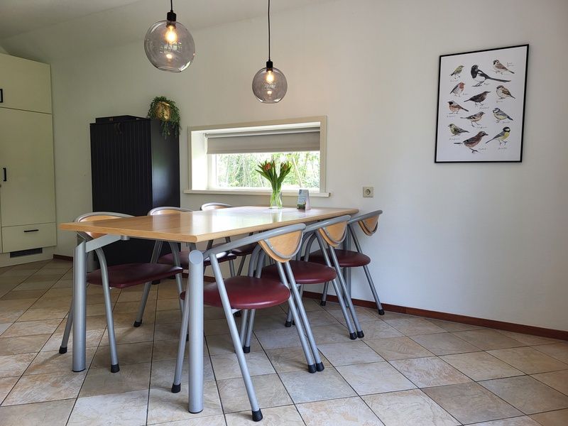 Essecke in Agter Mienterglop - Ferienhaus 5103, De Koog, Texel mit Blick auf die Natur.