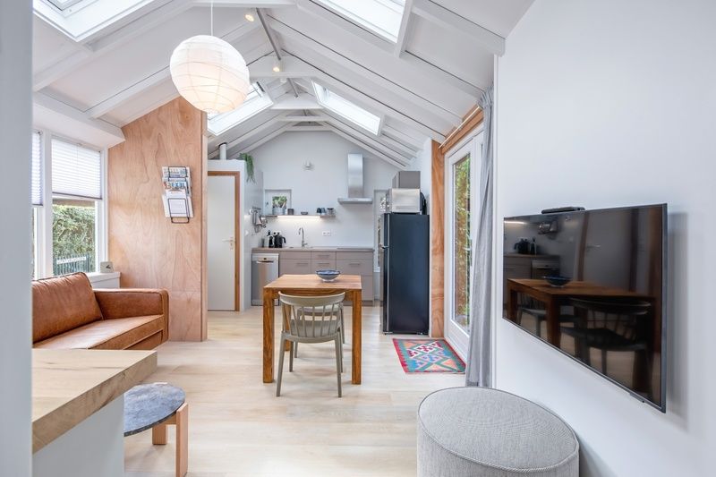 Offener Wohnbereich im Ferienhaus Pippa, De Koog, Texel, mit viel natuerlichem Licht und moderner Ausstattung.