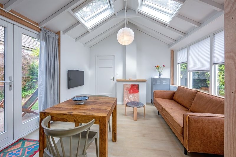 Ess- und Sitzecke im Ferienhaus Pippa, gelegen in De Koog, Texel, mit Zugang zum Garten.