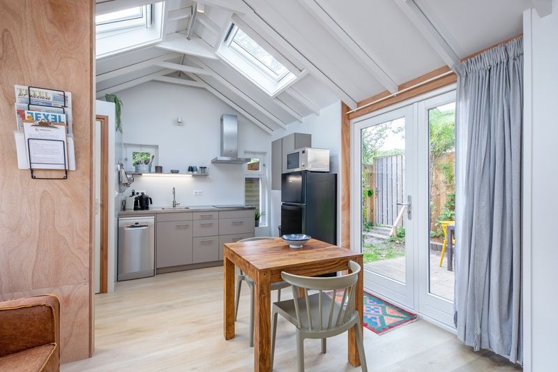 Kueche und Essbereich im Ferienhaus Pippa, De Koog, Texel, mit Zugang zum Aussenbereich.