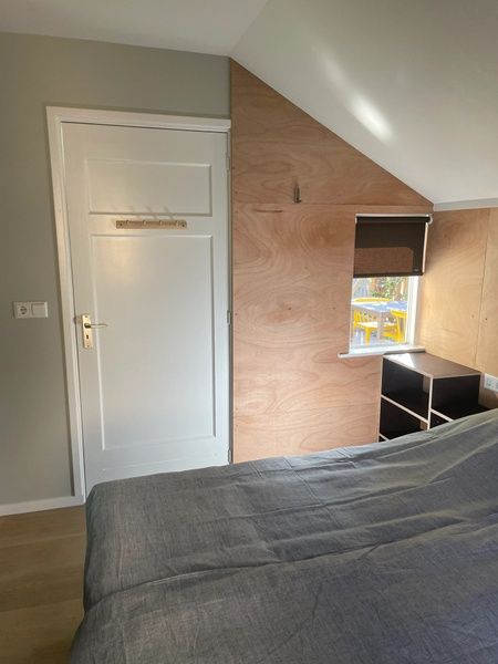 Schlafzimmer im Ferienhaus Pippa, De Koog, Texel, mit Gartenblick und rustikalem Charme.