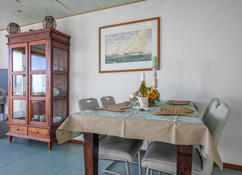 Dining area of Resort De Buteriggel - Apartment 9, De Koog, Texel with stylish dining table and maritime decoration.