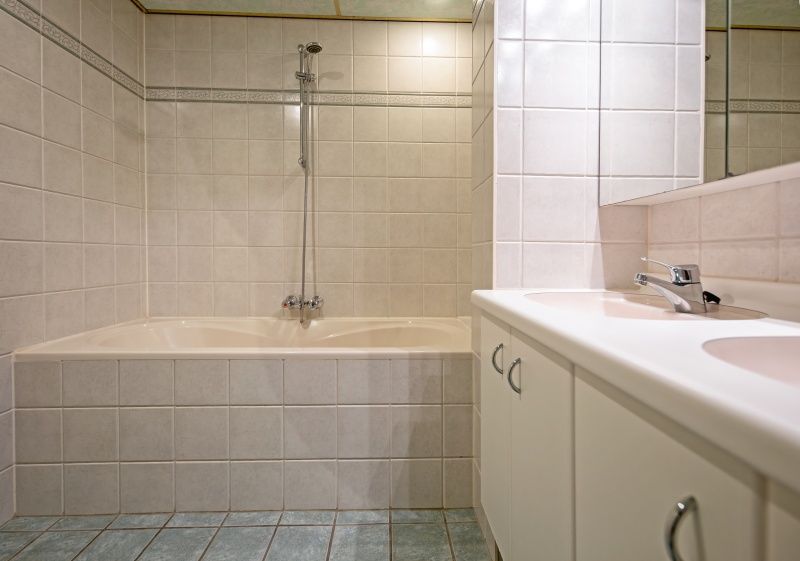 Bathtub and shower in the bathroom of Resort De Buteriggel - Apartment 9, De Koog, Texel for ultimate comfort.