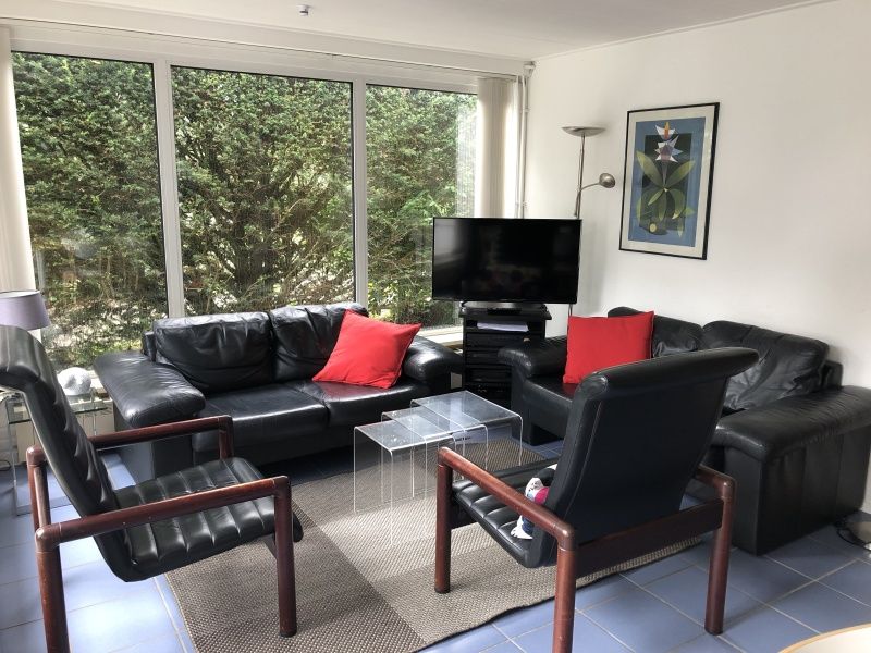 Cozy living room in Bungalow Oud Vredelust 85, De Koog, Texel with comfortable furniture.