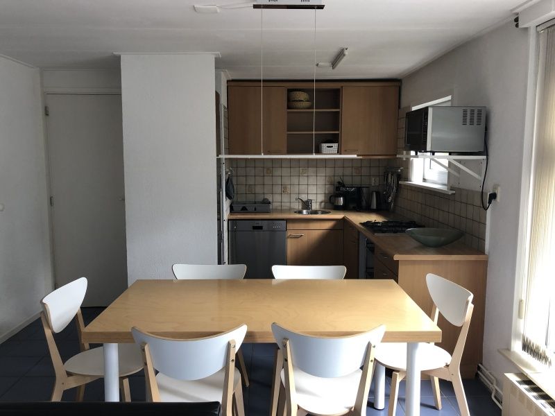 Modern kitchen in Bungalow Oud Vredelust 85, De Koog, Texel with spacious dining area.