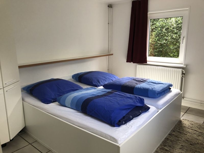 Bedroom with double bed in Bungalow Oud Vredelust 85, De Koog, Texel.