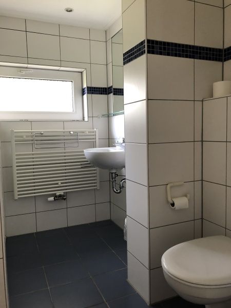 Stylish bathroom in Bungalow Oud Vredelust 85, De Koog, Texel with modern amenities.