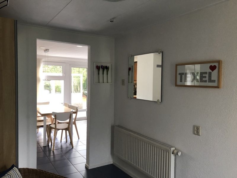 Hall of Bungalow Oud Vredelust 85 in De Koog, Texel with Texel decorations.