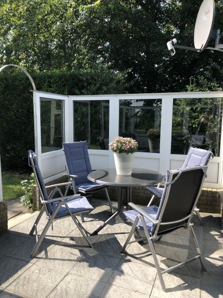 Terrace with comfortable chairs in Bungalow Oud Vredelust 85, De Koog, Texel.