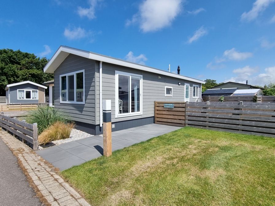 Chaletpark Bregkoog - Chalet Bregkoog 82 in De Koog, Texel offers an inviting terrace overlooking the green surroundings.