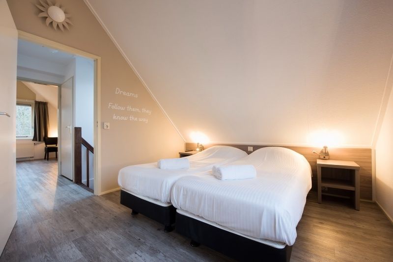 Stilvolles Schlafzimmer in Villa 2, De Koog Texel, mit beruhigenden Farben und gemuetlicher Atmosphaere.