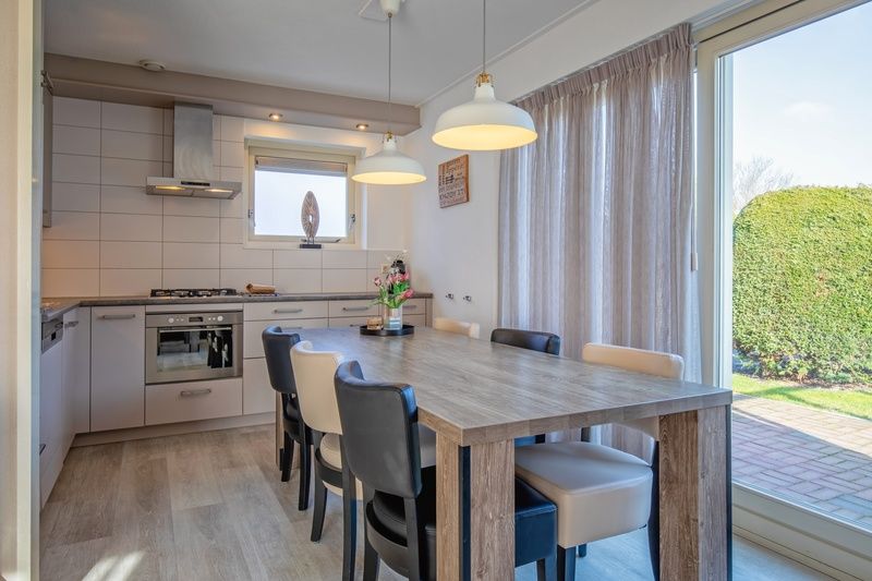 Villa 2, De Koog Texel, mit geraeumiger Kueche und Essbereich, ideal fuer gemuetliche Mahlzeiten auf den Watteninseln.