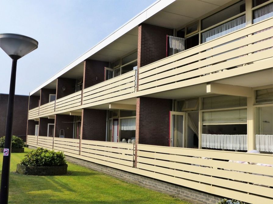 't Kerckeland - Apartment Kerckeland 86, De Koog, Texel: modern exterior of the vacation home with spacious balconies and green surroundings.