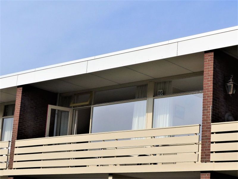 't Kerckeland - Apartment Kerckeland 86, De Koog, Texel: top view of the balcony overlooking nature and comfortable seating.