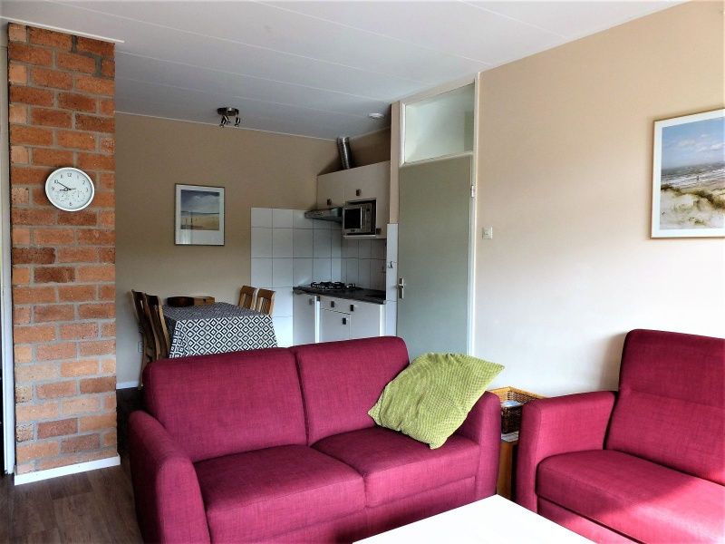 't Kerckeland - Apartment Kerckeland 86, De Koog, Texel: cozy indoor area with comfortable sofas and a fully equipped kitchen.