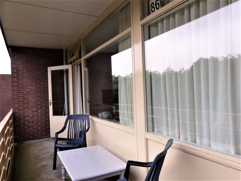 't Kerckeland - Apartment Kerckeland 86, De Koog, Texel: balcony with seating and views of the green surroundings, perfect for relaxation.