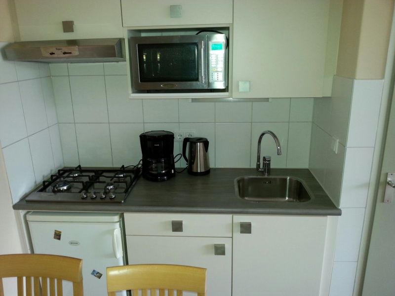 't Kerckeland - Apartment Kerckeland 86, De Koog, Texel: compact kitchen with modern appliances, ideal for self-catering vacations.