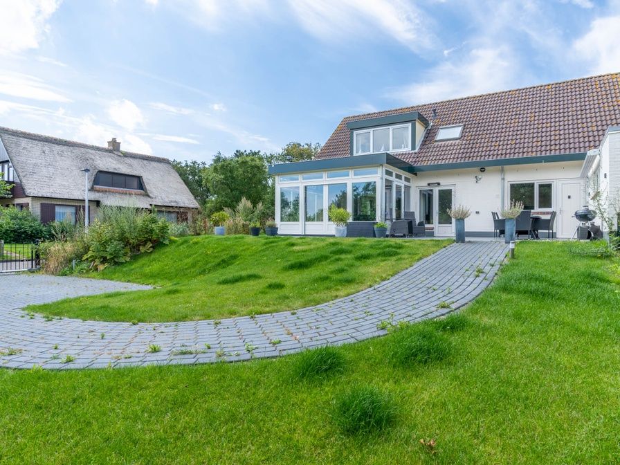 Ferienhaus Huis ter Duin in De Koog, Texel mit grosser Veranda und gruenem Garten.