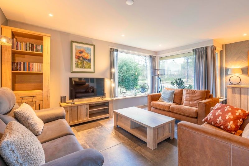 Gemuetliches Wohnzimmer im Huis ter Duin, Ferienhaus in De Koog, Texel mit bequemen Sofas.