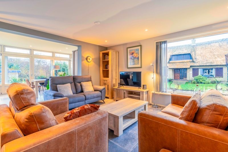 Geraeumiges Interieur des Huis ter Duin, modern eingerichtete Ferienunterkunft in De Koog, Texel.