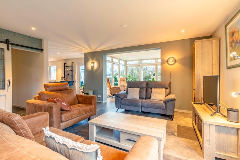 Helles Wohnzimmer des Huis ter Duin, Ferienhaus in De Koog, Texel mit grossen Fenstern.