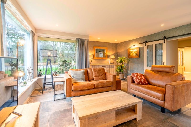 Das Huis ter Duin in De Koog, Texel, bietet einen gemuetlichen Sitzbereich mit Blick auf die Natur.