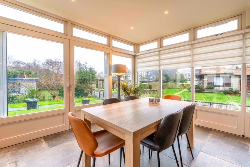 Esszimmer im Huis ter Duin, Ferienunterkunft in De Koog, Texel mit Blick auf den Garten.