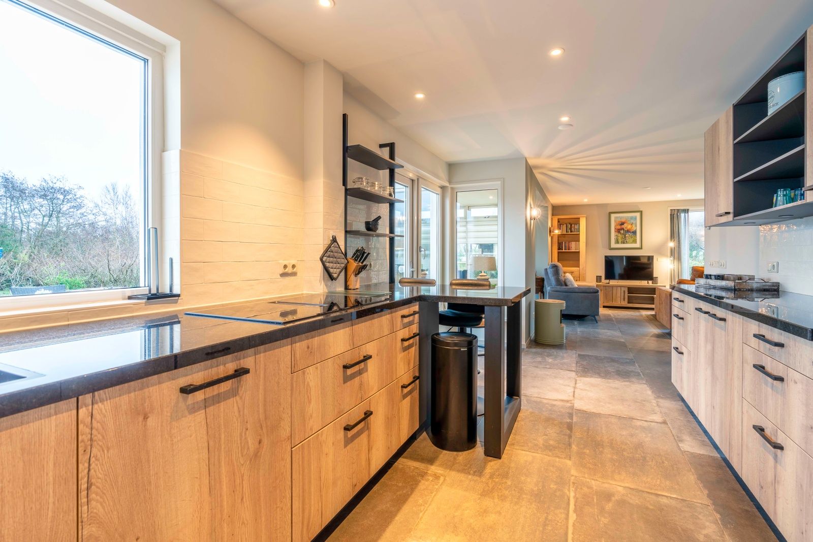 Stilvolle Kueche des Huis ter Duin, Ferienhaus in De Koog, Texel, mit grosszuegigen Arbeitsflaechen.