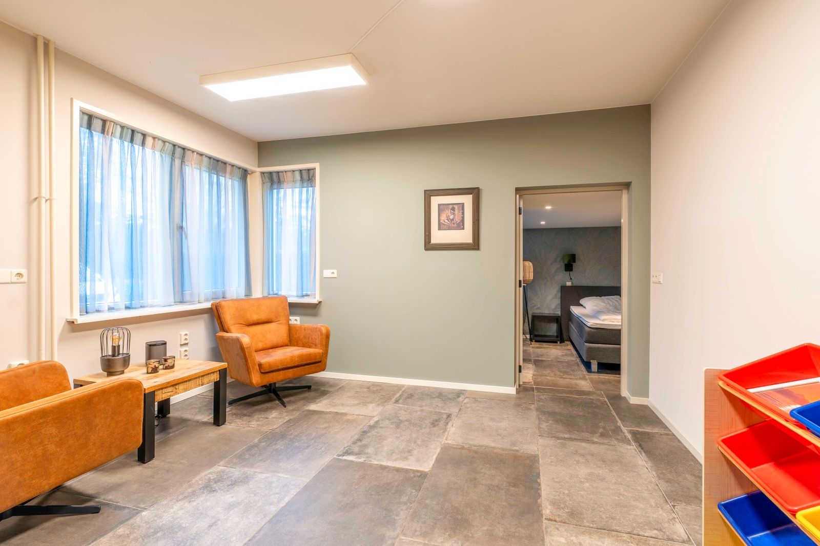 Schlafzimmer mit angrenzender Sitzecke im Huis ter Duin, Ferienunterkunft in De Koog, Texel.