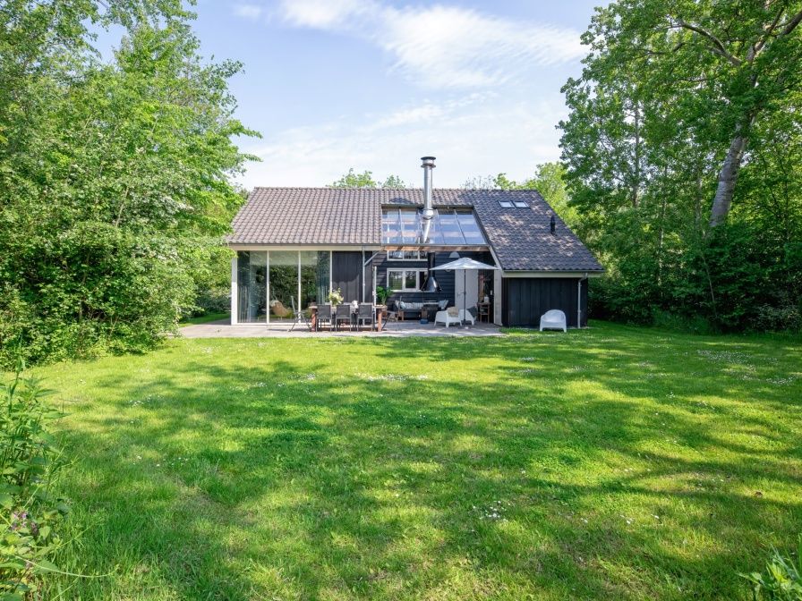 Vacation park Het Oude Dijkje - Vuurcoogh in De Koog, Texel with spacious garden and terrace for relaxation.