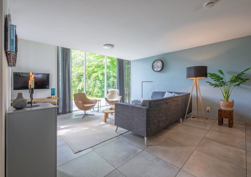 Bright living room in Holiday Park Het Oude Dijkje - Vuurcoogh, De Koog, Texel with a view of nature.